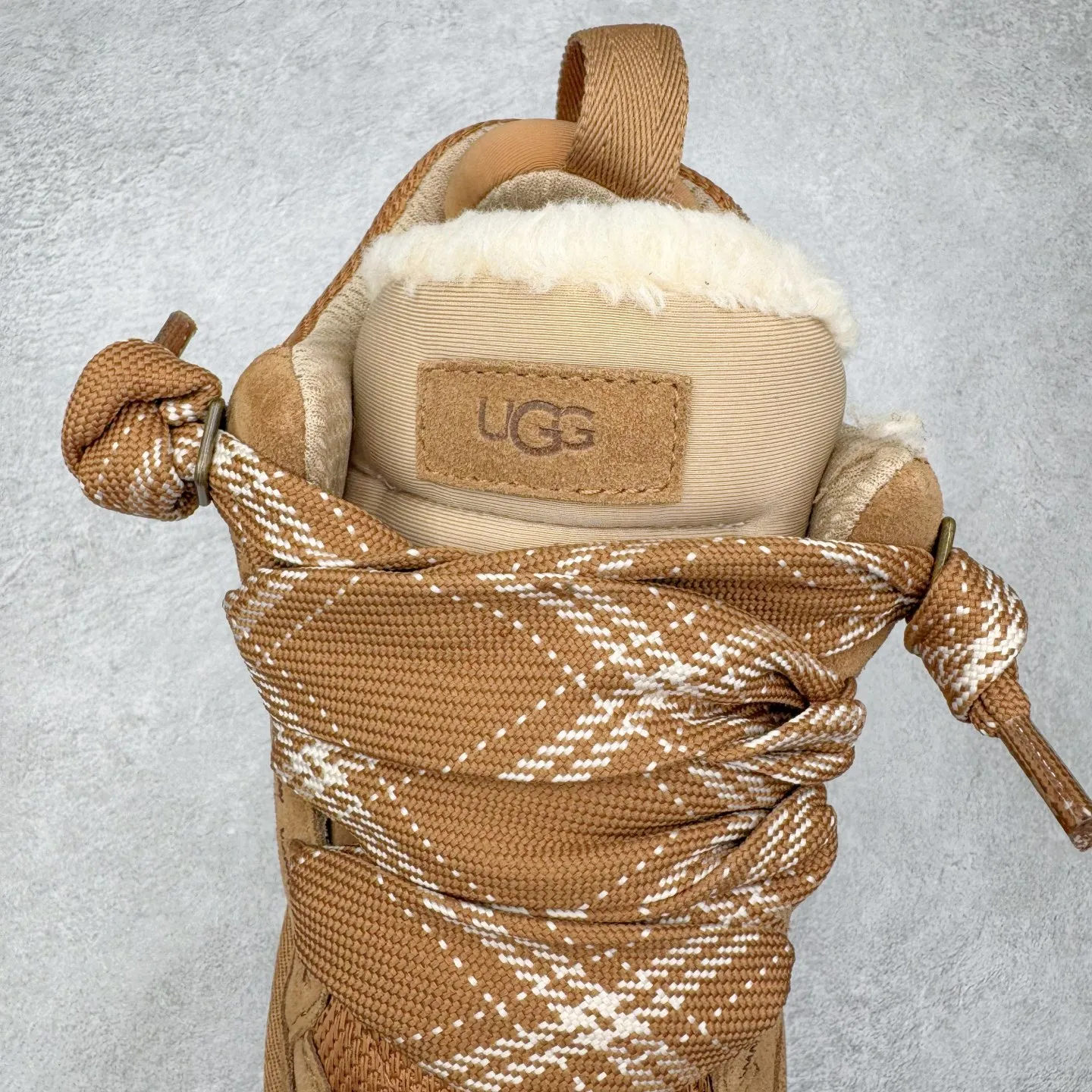 Pick up locally💰640 UGG 4032 Meyer autumn and winter sheepskin and fur integrated snow boots. All shoes are made of ZP from the same factory. Longfeng A-grade Australian imported sheepskin and fur integrated. Men's and women's boots brand OEM production line fully follows the ZP process. OEM original pattern maker adheres to the principle of no original shoes and no development selection. Pay attention to every detail. The most authentic version on the market TREADLITE "Light Wing" technology outsole Lightweight/durable/flexible/pile size: 35 36 37 38 39 40 41 42 43 44 45 Coding: by3936030